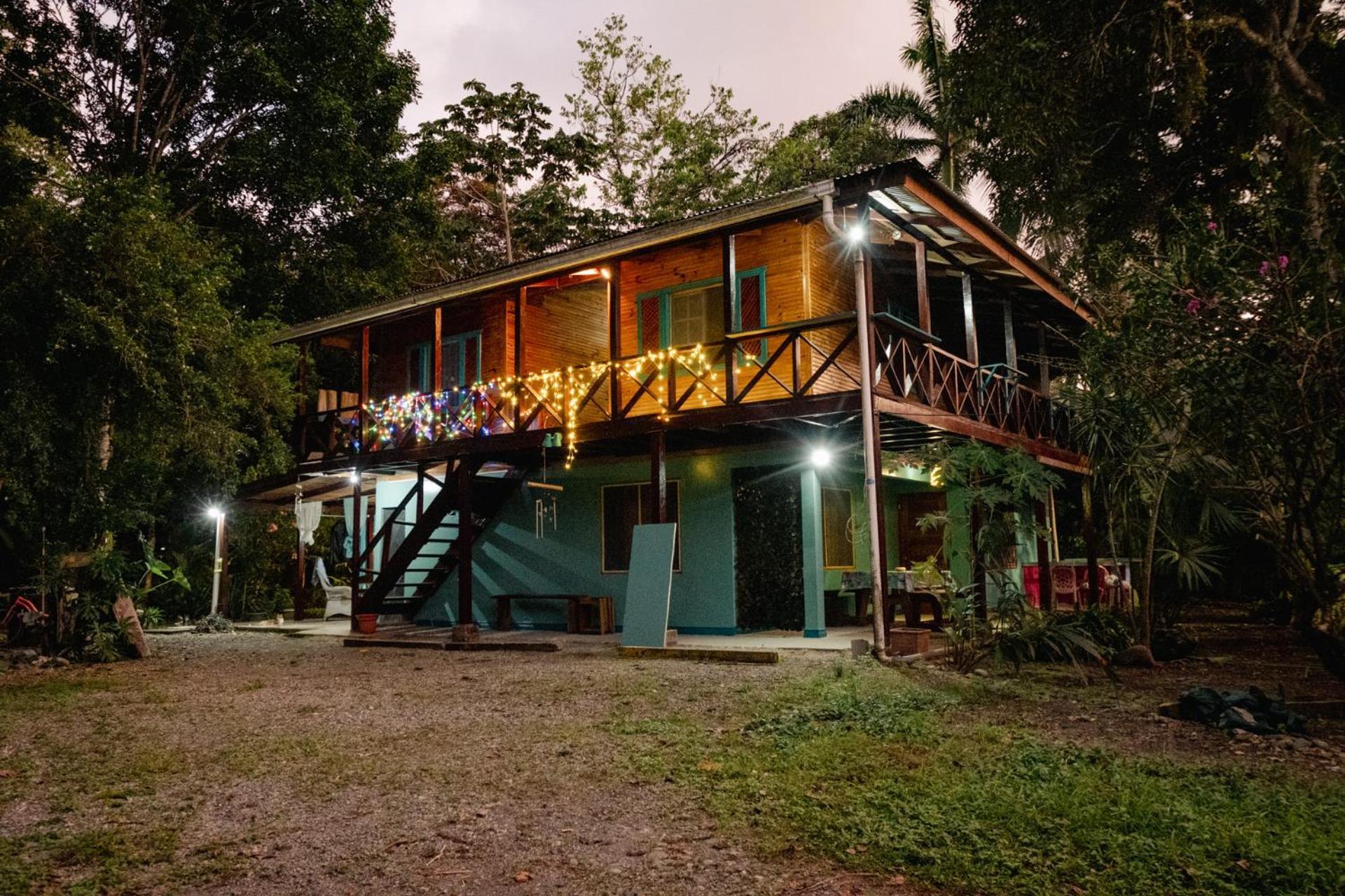 Casa Aldirica Hotel Cahuita Exterior photo